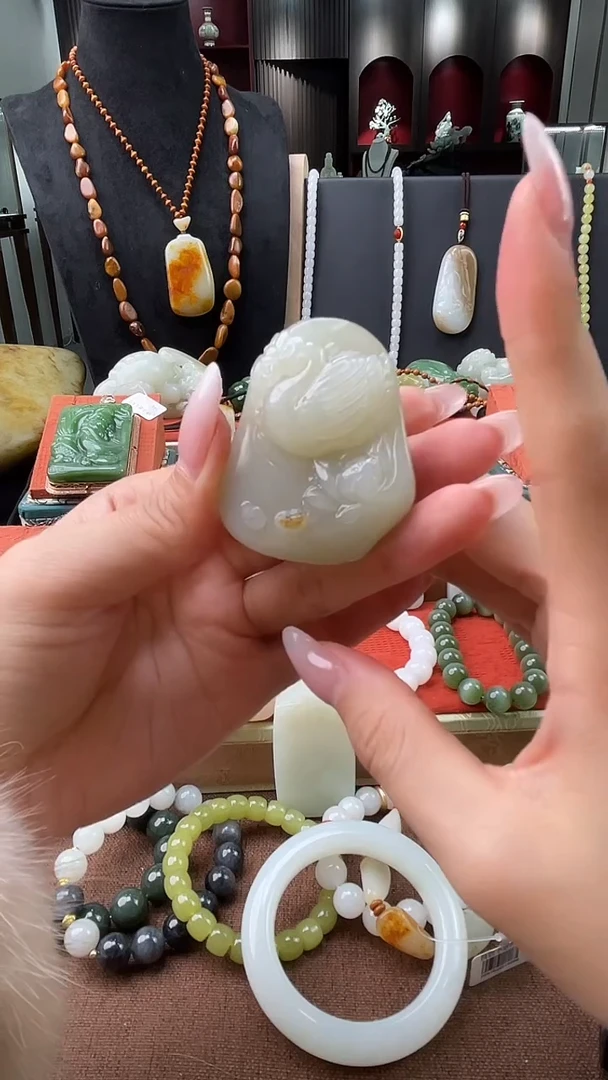 颈饰未镶嵌和田玉吊坠