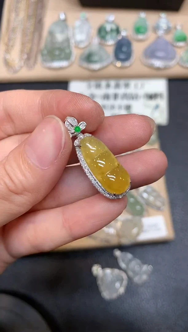 【闪购商品】翡翠颈饰18K金镶嵌福豆【无服务费