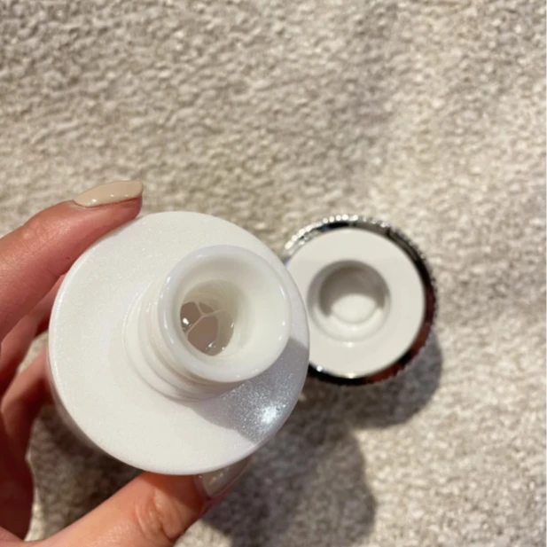白色的鱼样子的精华水