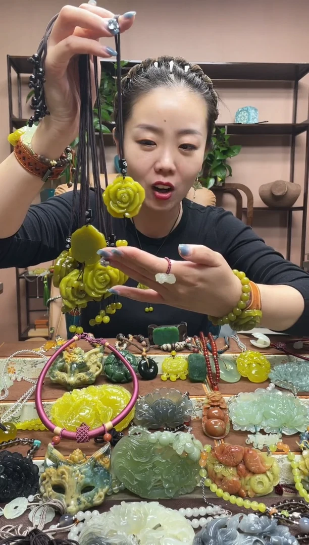 未镶嵌岫玉颈饰多样性发货发其中之一