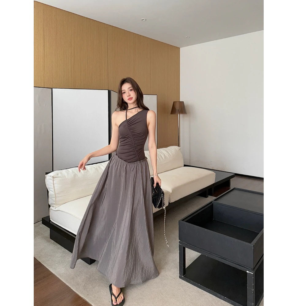 优秀的金蘑菇 2025夏季不规则拼接撞色收褶设计感斜肩无袖连衣裙