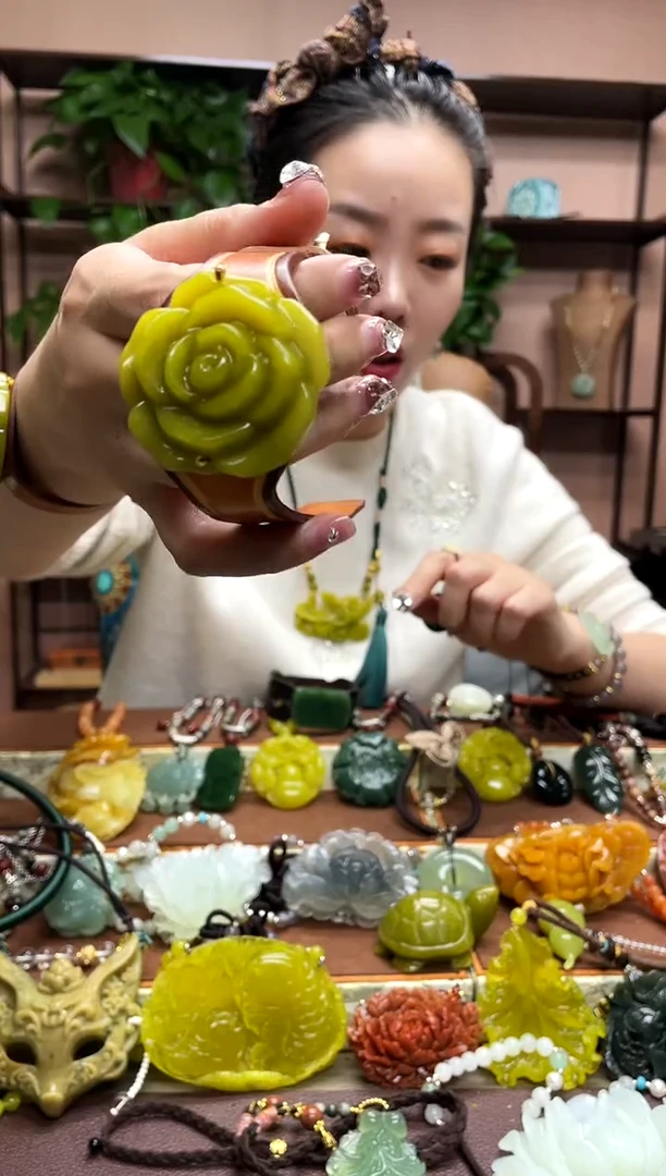 未镶嵌岫玉颈饰多样性发货发其中之一