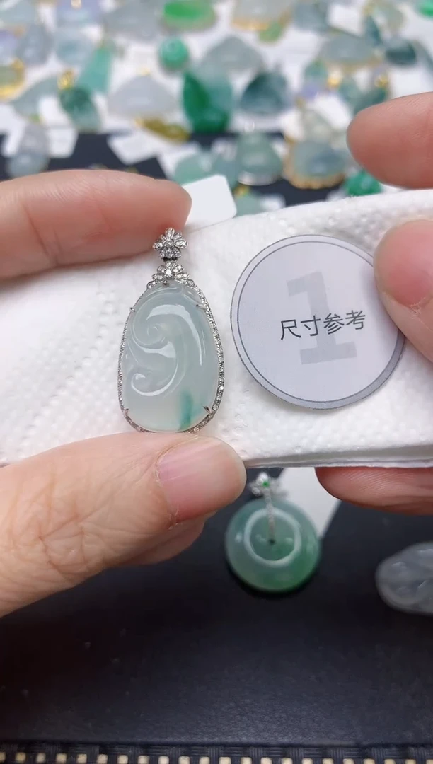 颈饰18K金镶嵌翡翠天然缅甸A货翡翠