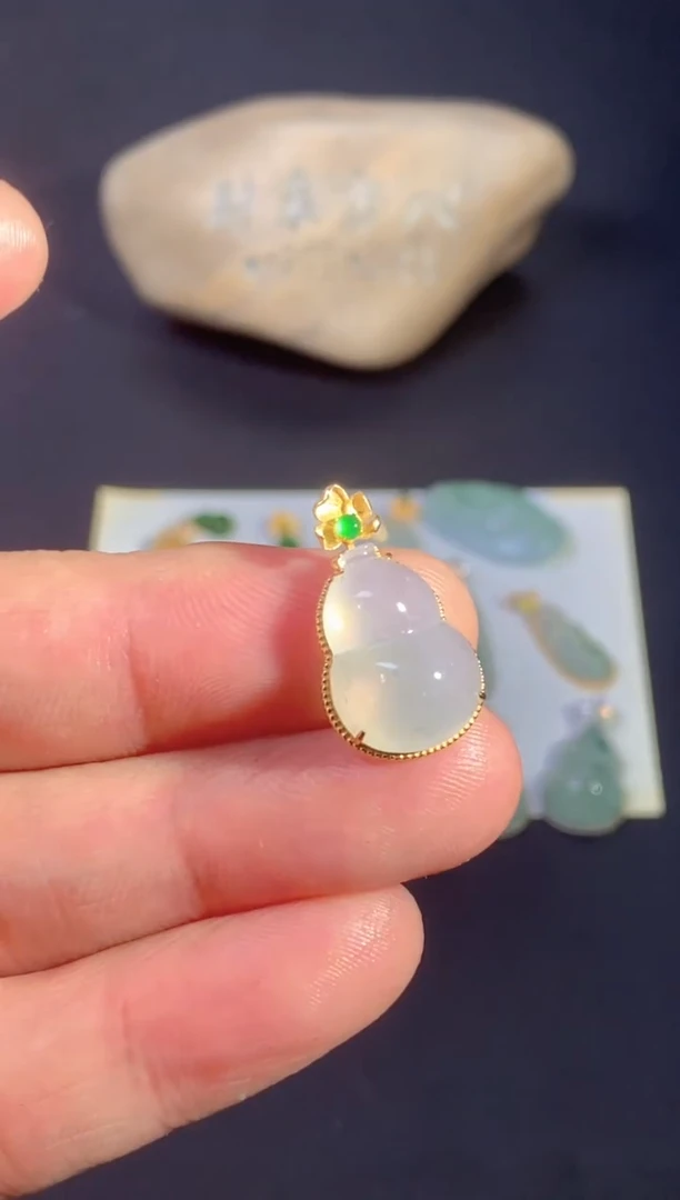 颈饰18K金镶嵌翡翠