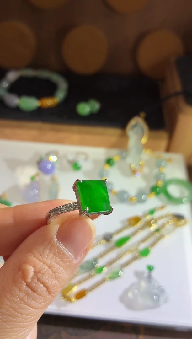 18K金镶嵌戒指翡翠戒指