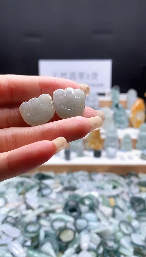 翡翠未镶嵌吊坠(不含链)32如意头一对（福利品   部分有瑕疵）