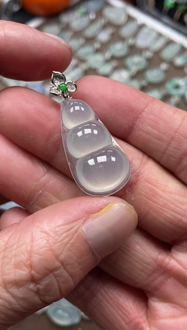 【闪购商品】翡翠吊坠(不含链)18K金镶嵌福豆