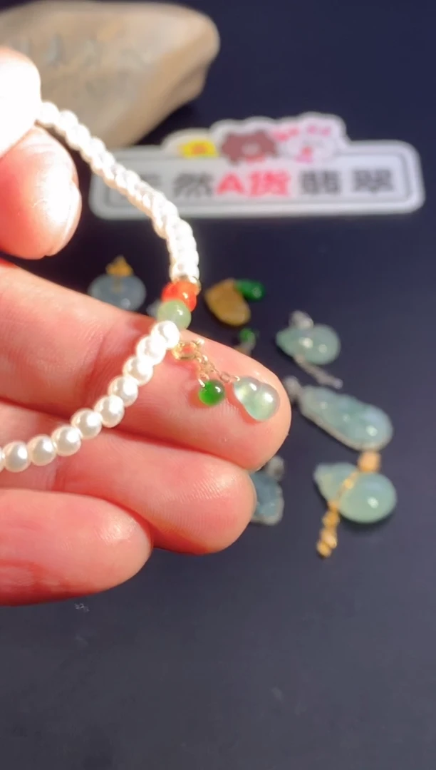 颈饰18K金镶嵌翡翠