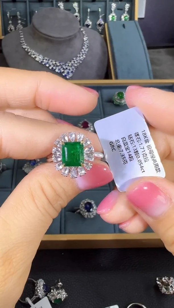 【闪购商品】祖母绿戒指18K金镶嵌戒指