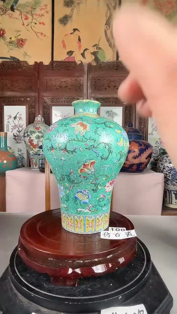 景德镇瓷绿釉珐琅彩梅瓶摆件