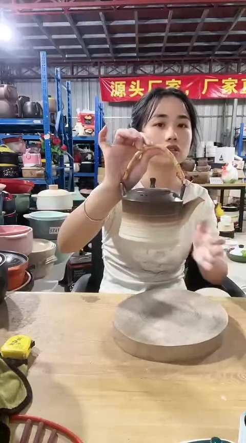 瑕疵粗陶提梁壶带盖