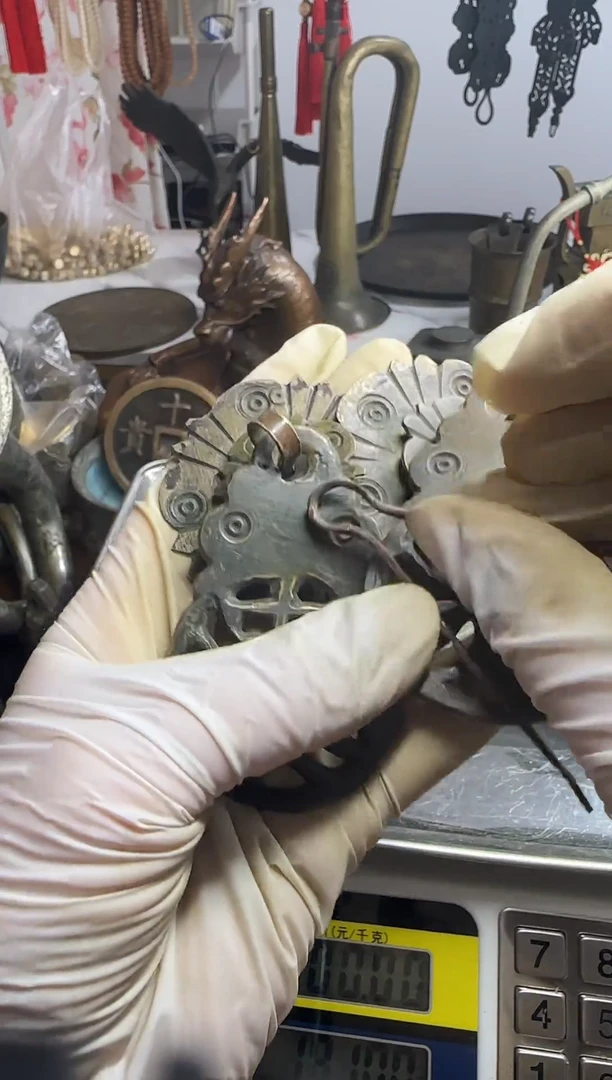 王*拉手2个。。。。，，，