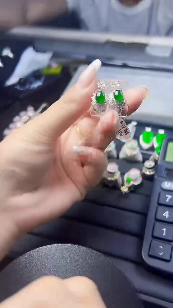 定制翡翠未镶嵌耳钉