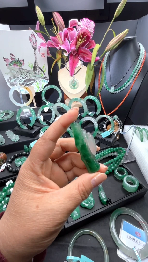 颈饰未镶嵌石英质玉（非洲翠）非洲翠挂件