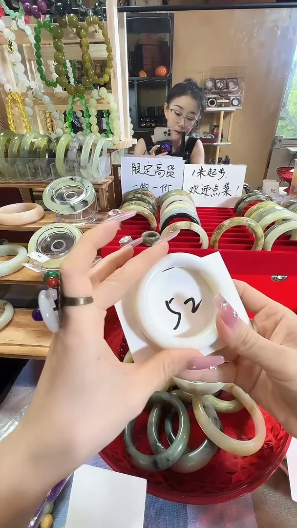 蛇纹石玉未镶嵌手镯1
