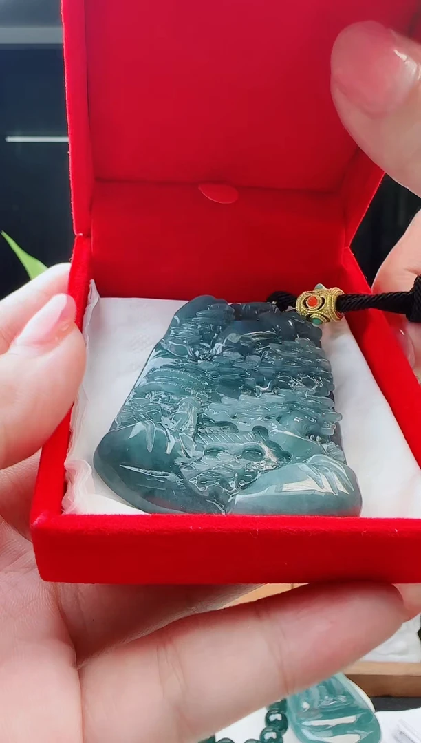 翡翠未镶嵌颈饰多样性发货其中一件