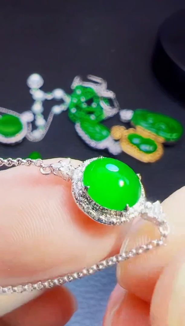 18K金镶嵌手链翡翠弯**亮翡翠