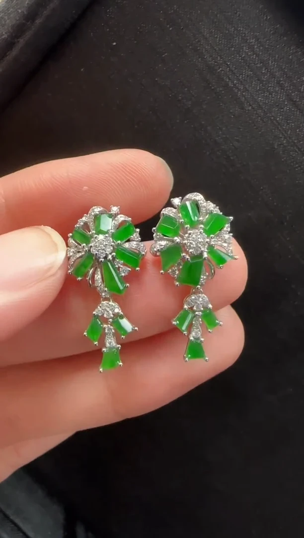 18K金镶嵌翡翠耳饰448随形一对