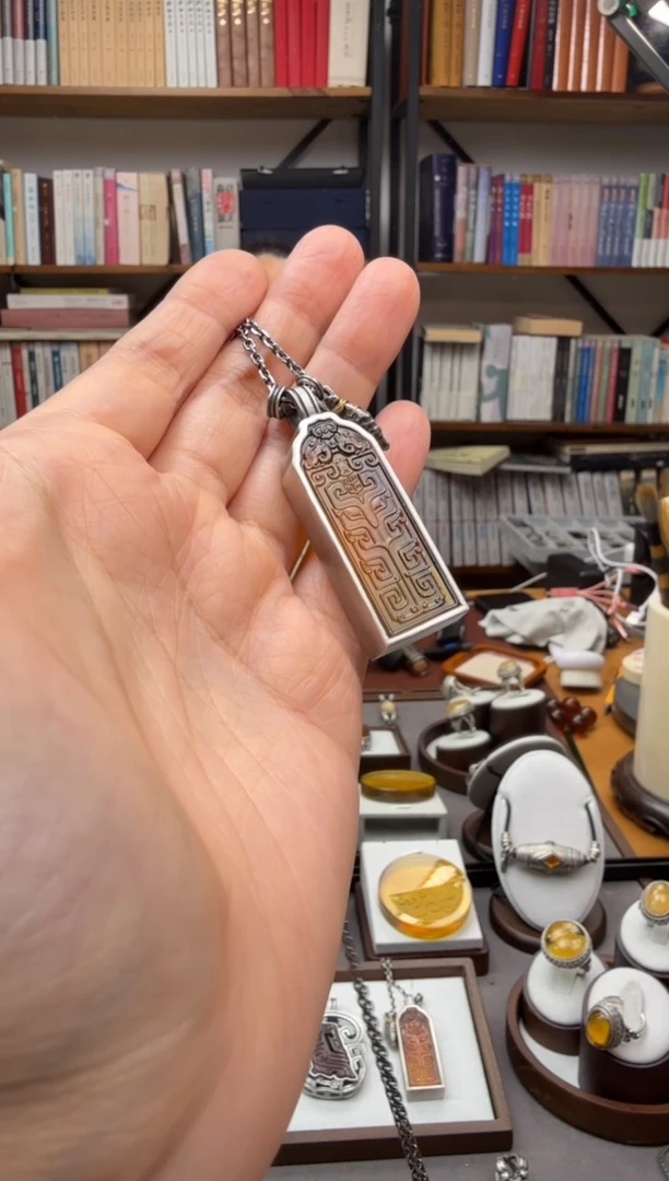 未镶嵌颈饰琥珀仿古兽面纹吊坠