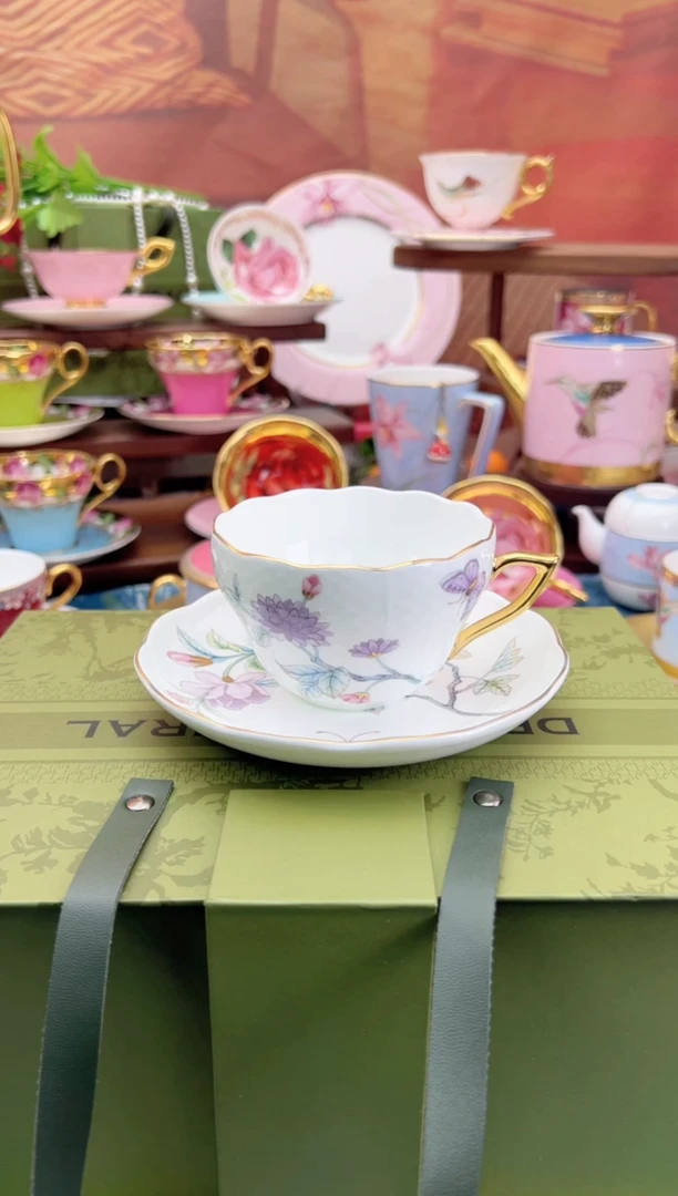 瓷片蝶恋花杯碟，。，。，。