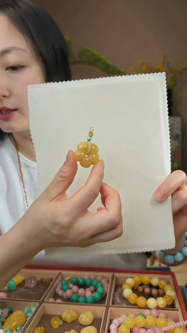 蜜蜡吊坠(不含链)18K金镶嵌天然蜜蜡小花吊坠