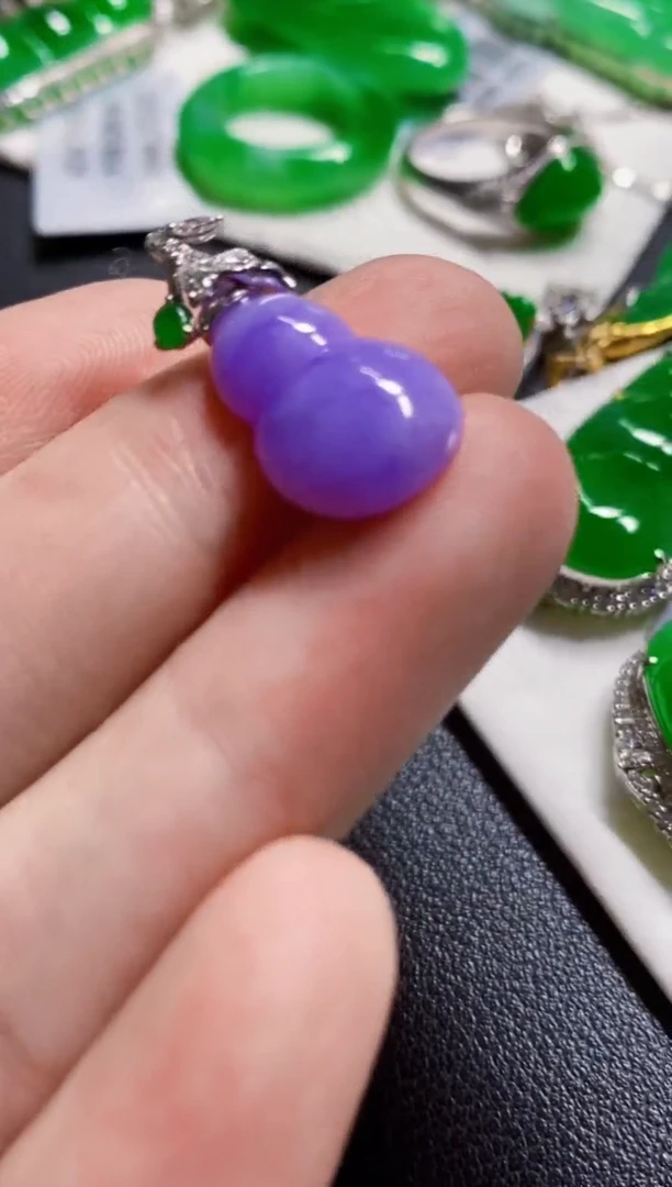 颈饰18K金镶嵌翡翠葫芦