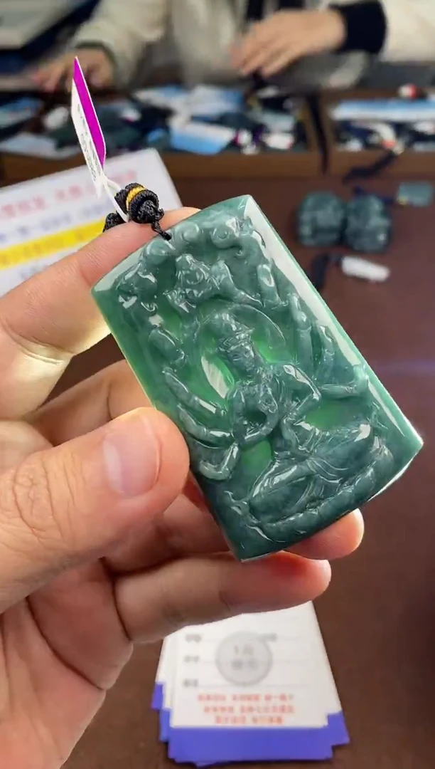 颈饰未镶嵌翡翠  多样性发其一