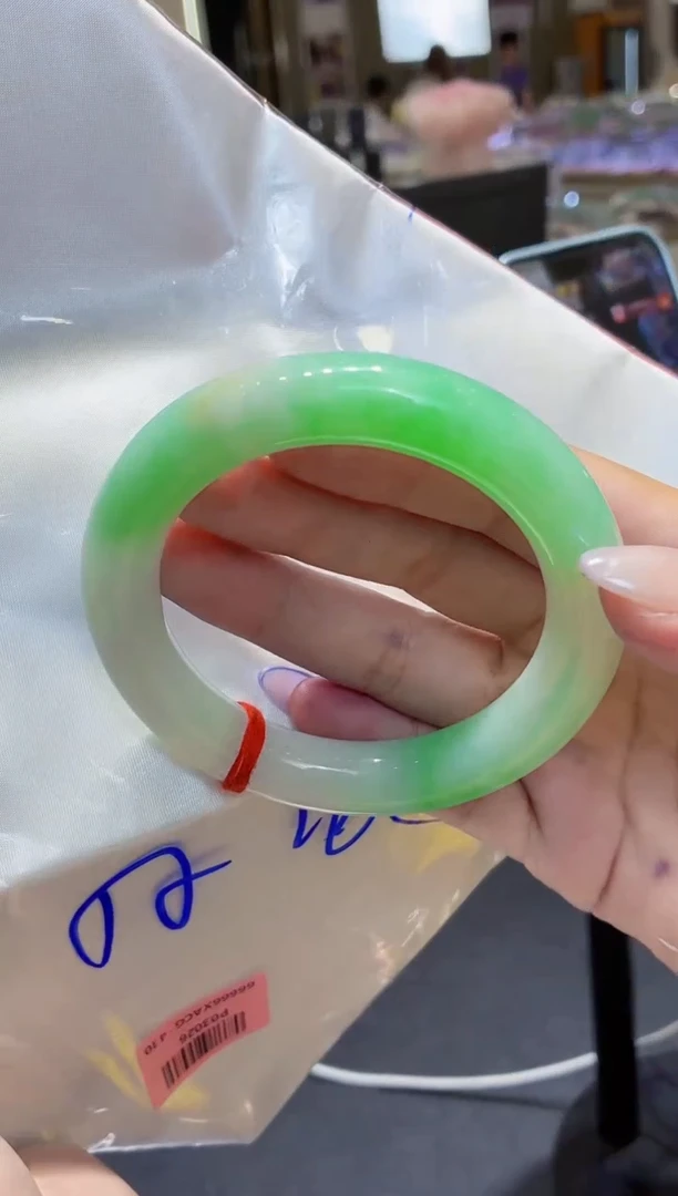 翡翠手镯未镶嵌翡翠手镯