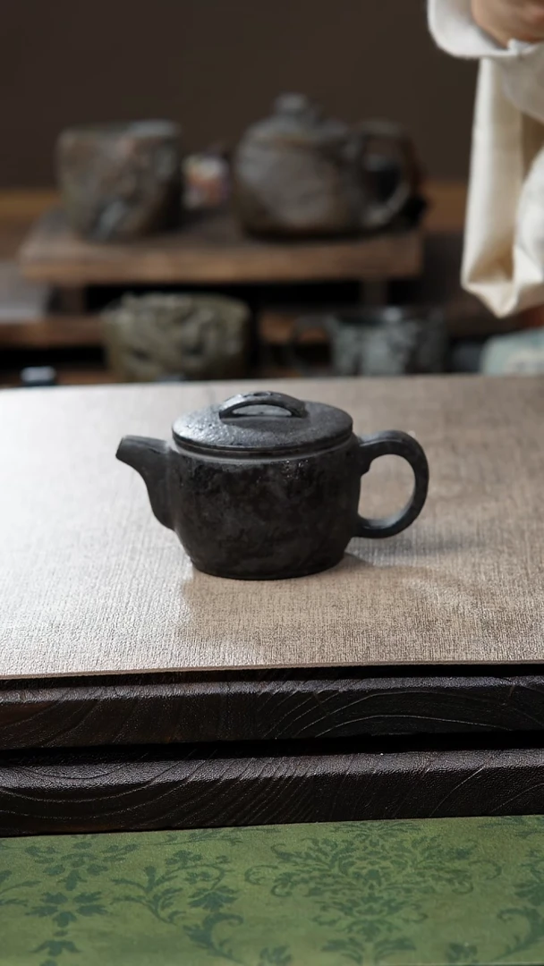 庄惠军老师作品冰碛岩重工雕刻凤鸣汉瓦壶
