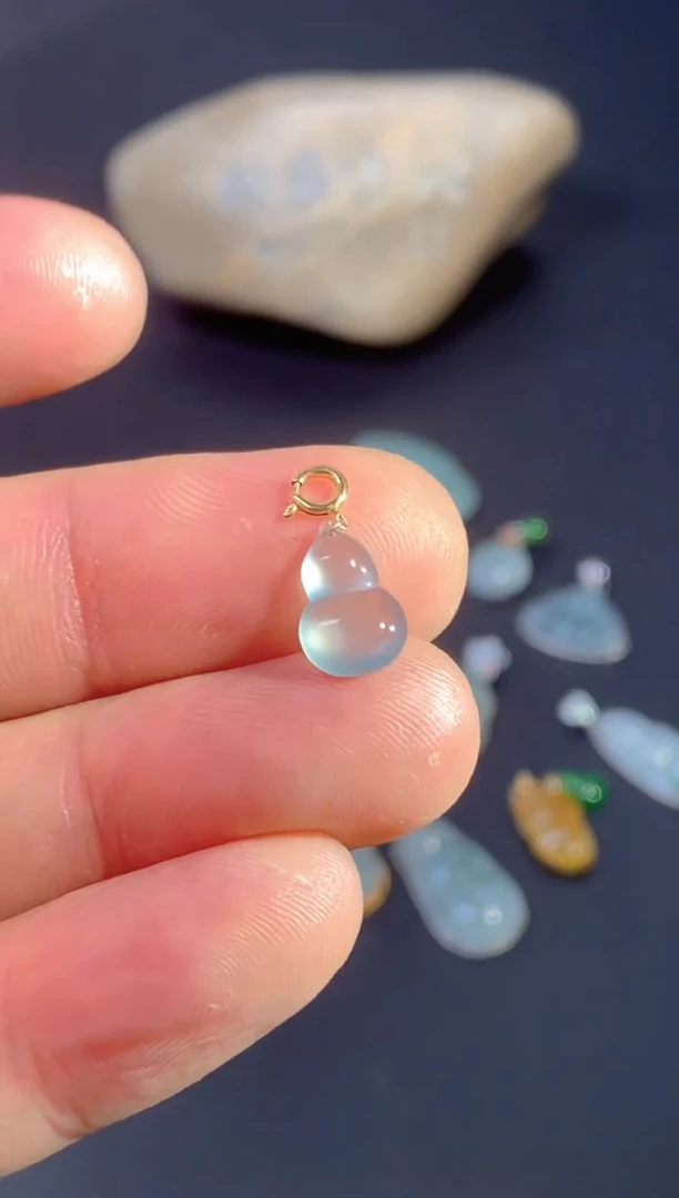 颈饰18K金镶嵌翡翠