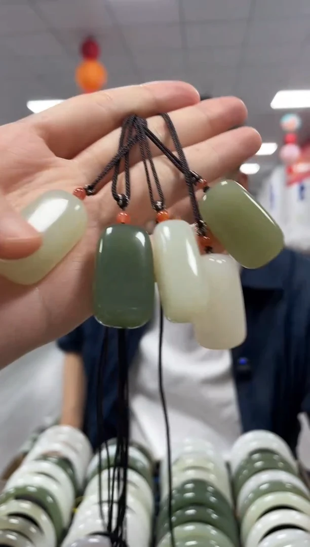 和田玉未镶嵌颈饰无事牌吊坠一件多样性发货一件