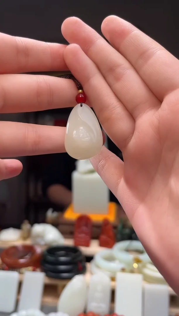 颈饰未镶嵌和田玉吊坠