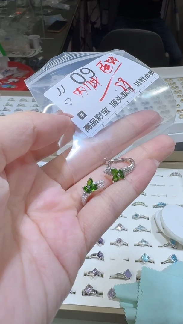 【闪购商品】透辉石耳饰银S925镶嵌多样性发一对JJ09
