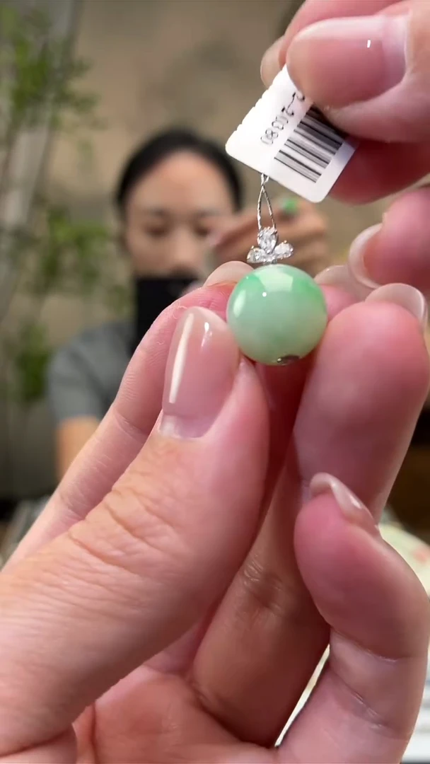 颈饰18K金镶嵌翡翠吊坠