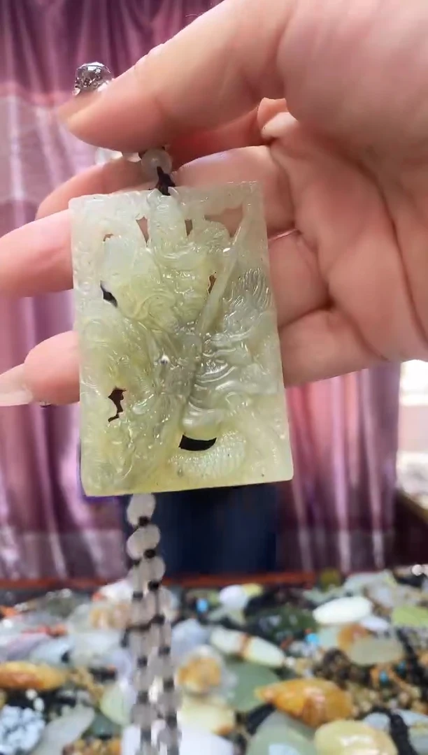 未镶嵌蛇纹石玉吊坠