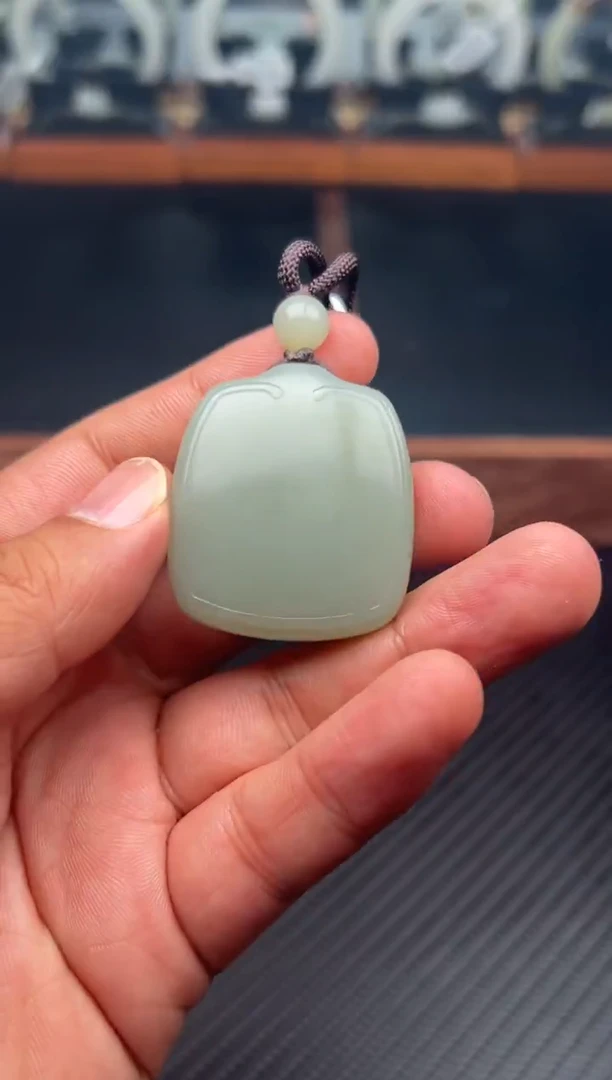 吊坠(赠链)未镶嵌和田玉且末微色差近矿吊坠