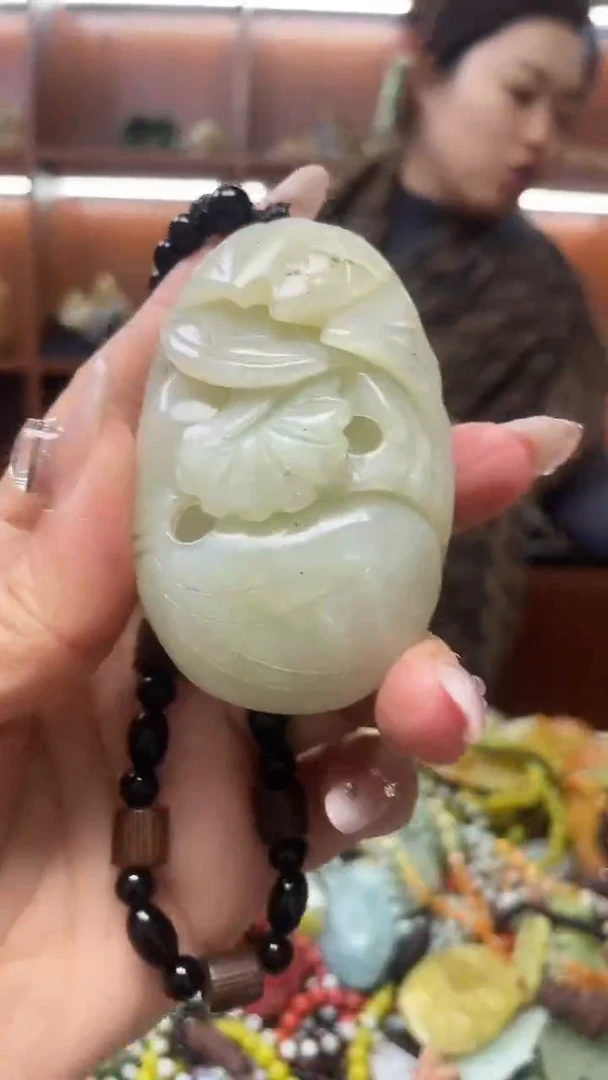 未镶嵌蛇纹石玉吊坠