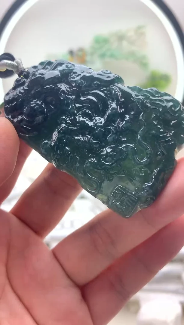 颈饰未镶嵌翡翠龙牌