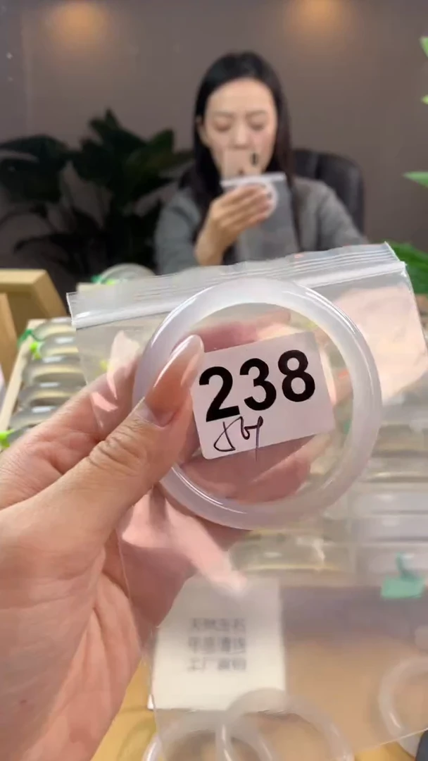 【闪购商品】玛瑙/玉髓手镯未镶嵌238微瑕
