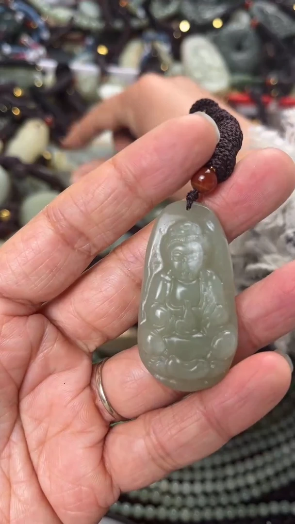 【闪购商品】和田玉颈饰未镶嵌多样性发货没有证书，拍一发一.有瑕