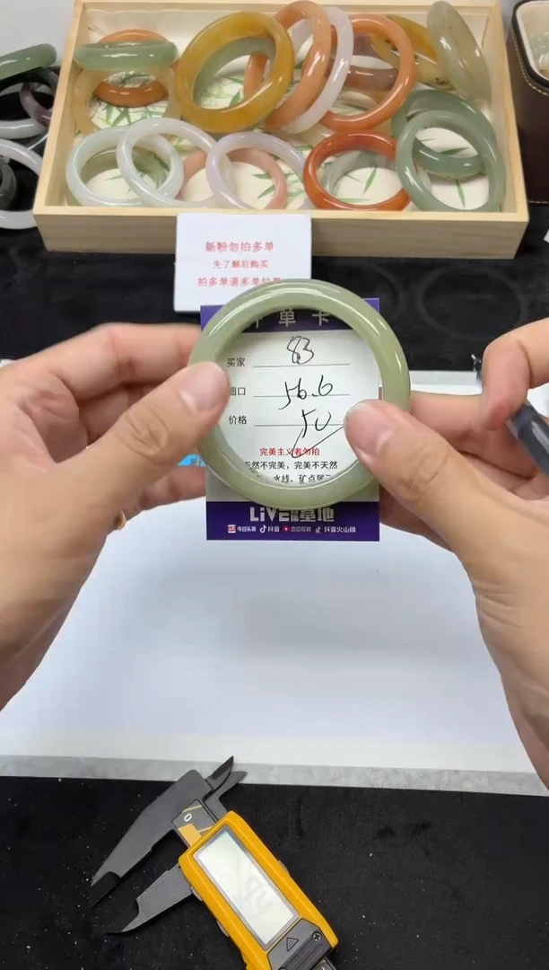 未镶嵌手镯石英质玉83