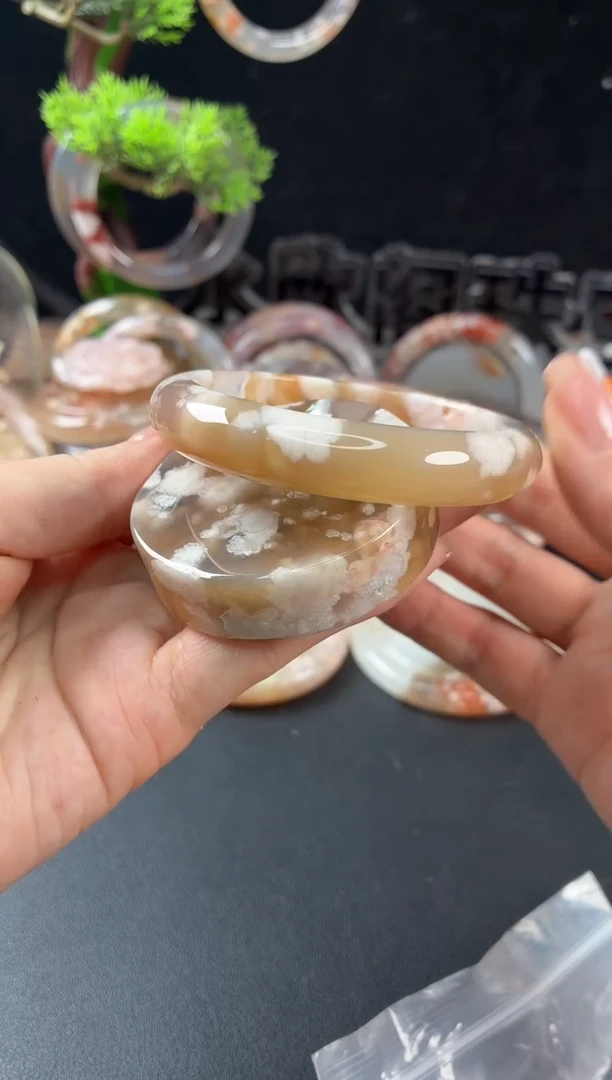 未镶嵌手镯（圆镯）石英质玉56.8