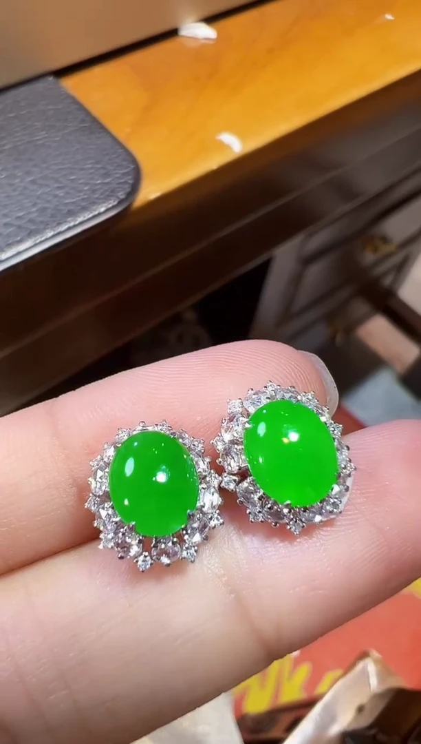 18K金镶嵌翡翠耳饰蛋面