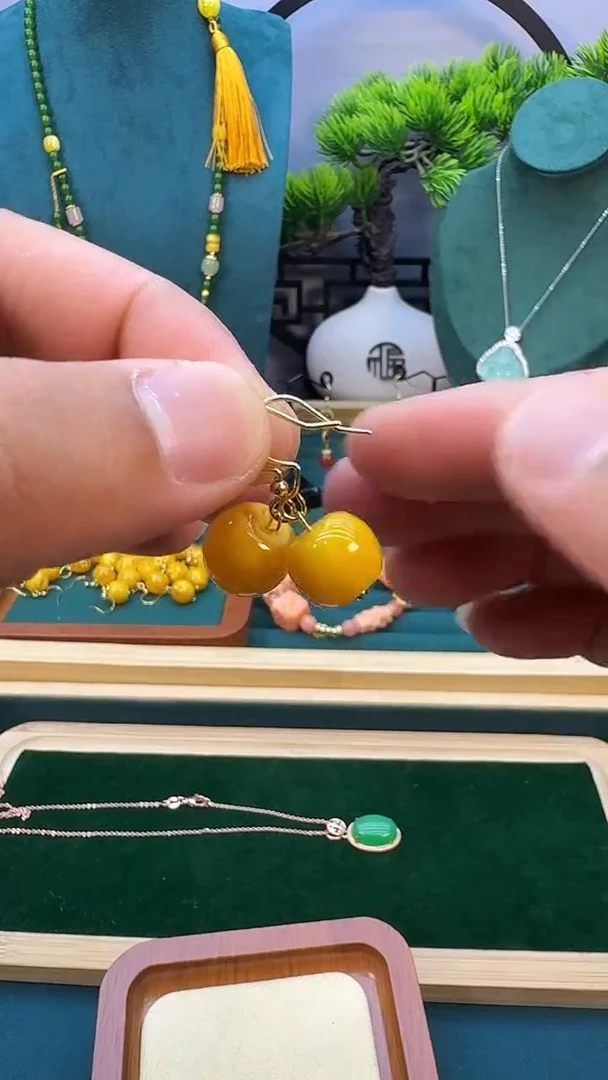 14K金镶嵌蜜蜡耳饰E01