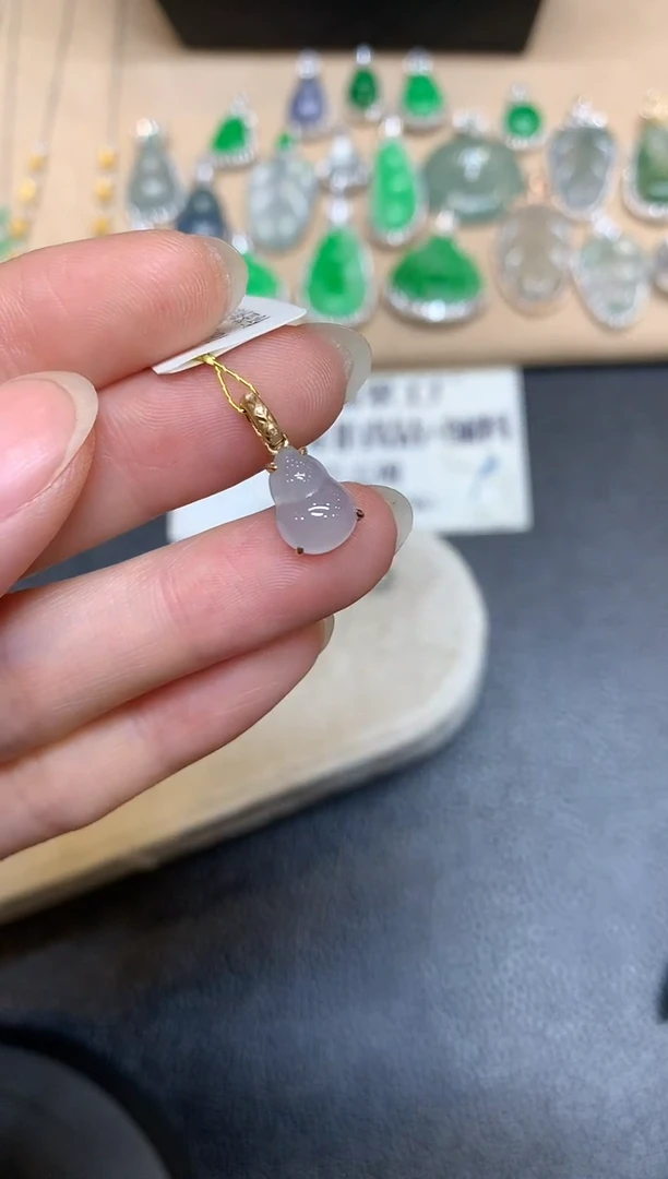 颈饰18K金镶嵌翡翠葫芦【无服务费