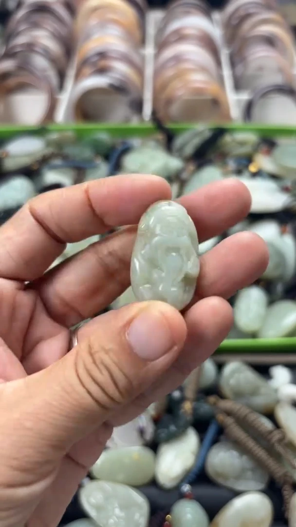 颈饰未镶嵌和田玉（多样性发一件）没有证书有瑕
