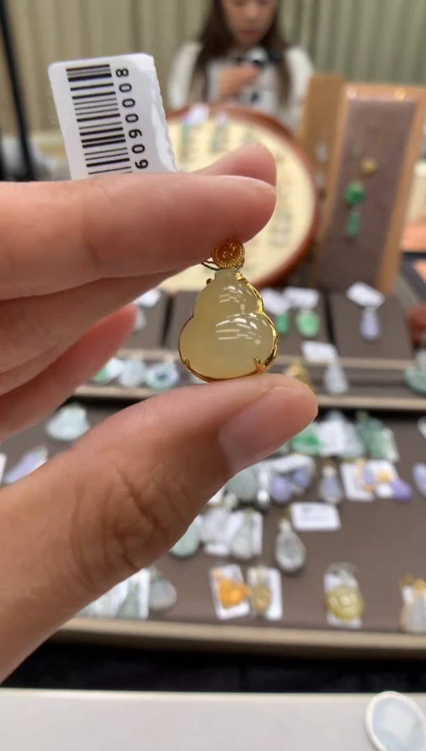 翡翠18K金镶嵌颈饰葫芦