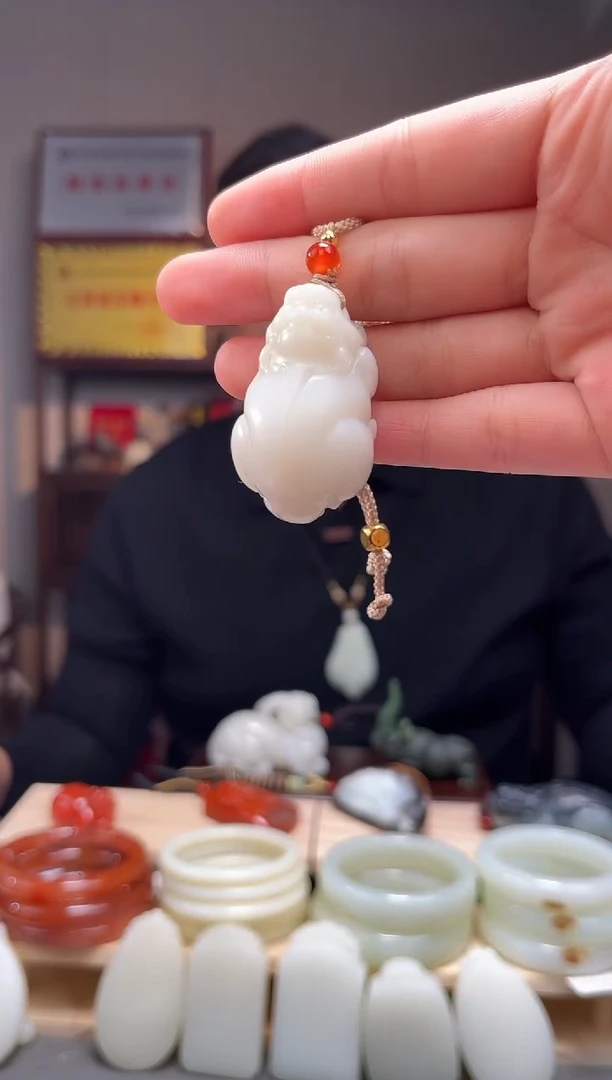 颈饰未镶嵌和田玉吊坠