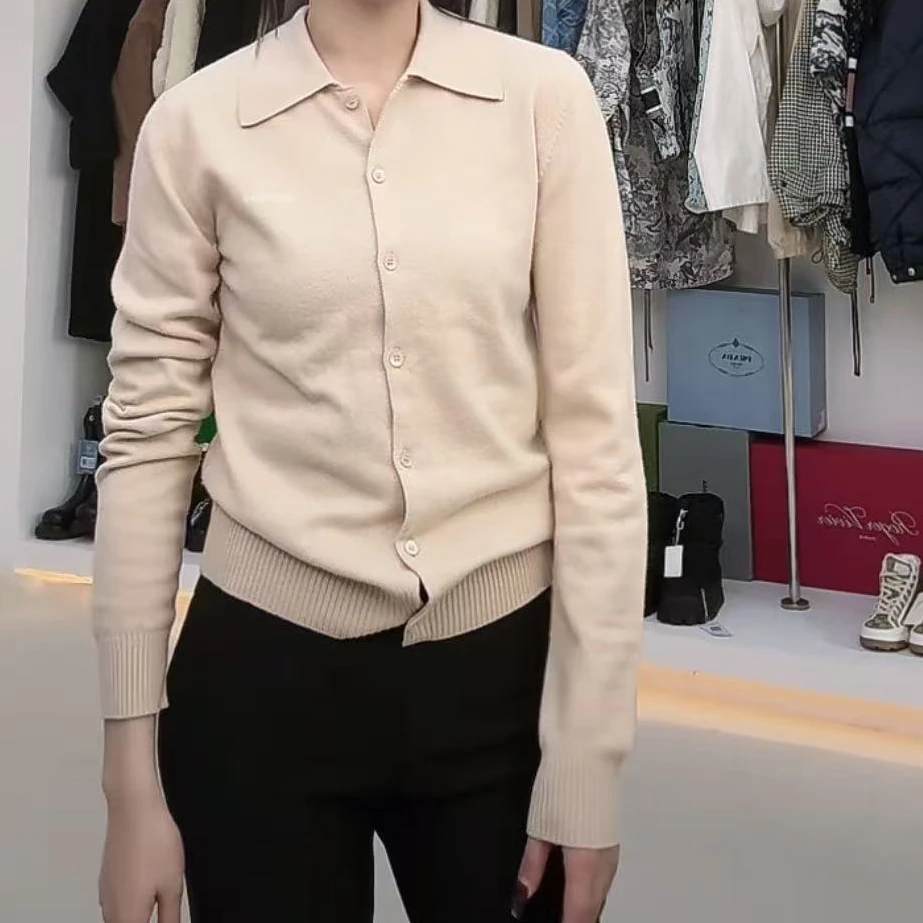 全新未使用 MIU MIU/缪缪 翻领针织Logo长袖 卡其色/36