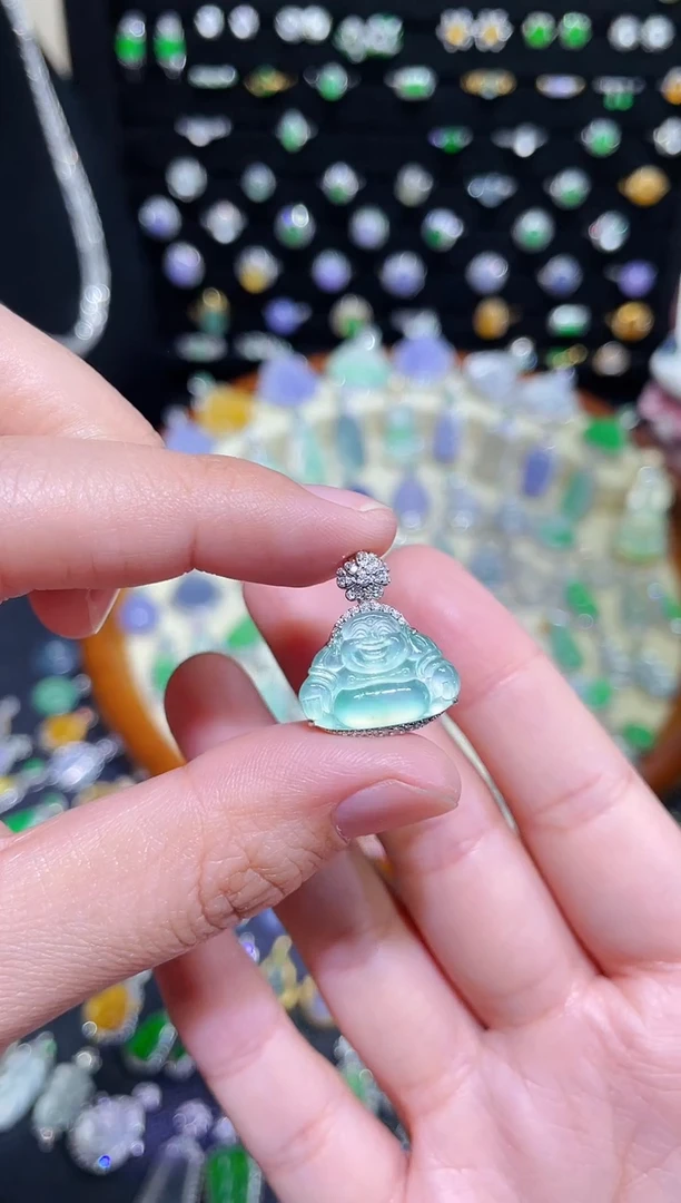 颈饰18K金镶嵌翡翠玻璃种木那佛公吊坠